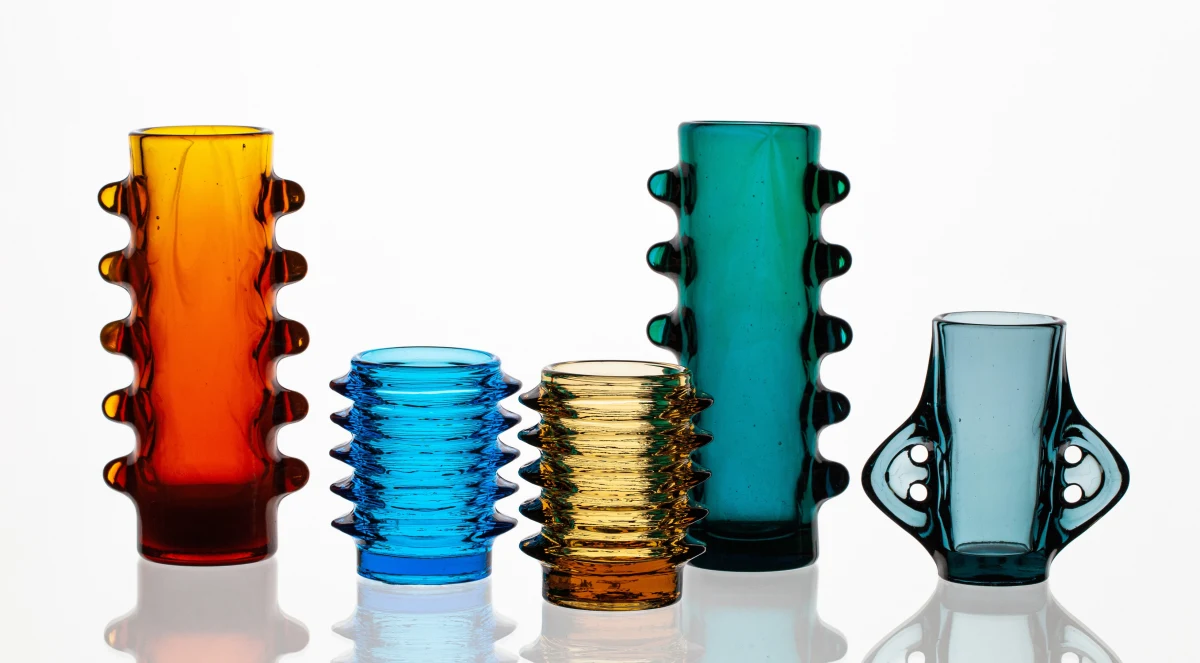 Eryka i Jan Drostowie to jeden z najciekawszych tandemów projektanckich w powojennej historii wzornictwa szkła. Ich dorobek jest prezentowany na wystawie w Muzeum Narodowym. Nowatorskie projekty uczyniły ze szkła prasowanego nowoczesne i pełne wyrazu naczynia codziennego użytku.