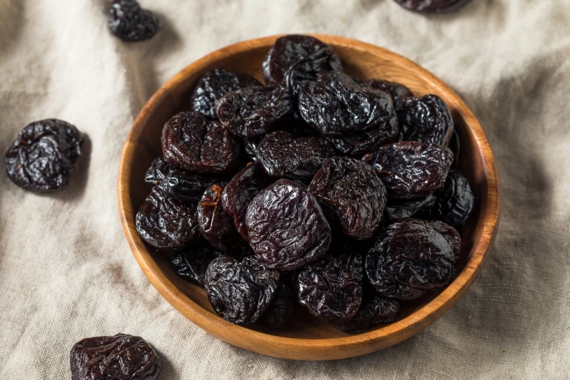 Kiwi i śliwki ratują przed zaparciami. Naukowcy podpowiadają