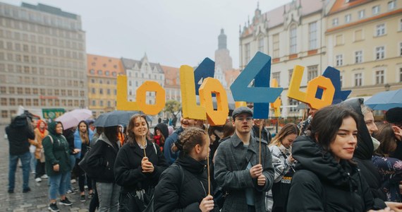 Z parasolami w dłoniach, ale... zatańczyli. Maturzyści wzięli udział w Polonezie dla Fredry na wrocławskim rynku. 