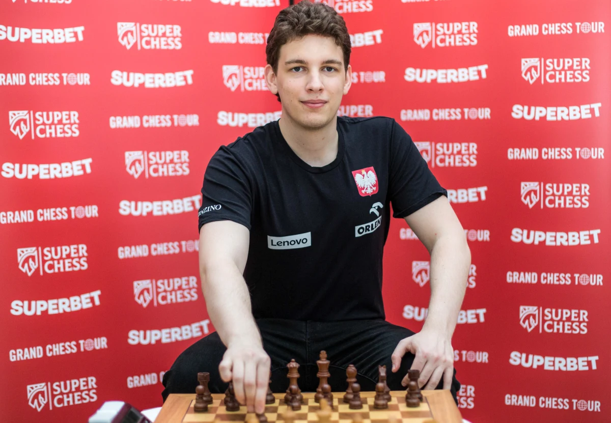 To będzie kolejny wielki turniej szachowy w Warszawie. Po ogromnym sukcesie ubiegłorocznych mistrzostw świata w szachach szybkich i błyskawicznych, tym razem światowa szachowa czołówka przyjedzie w maju do Warszawy, by zagrać w zawodach Superbet Rapid & Blitz Poland w ramach cyklu Grand Chess Tour 2022. Rywalizacja toczyć się będzie w niezwykłym miejscu – warszawskim Muzeum Polin.