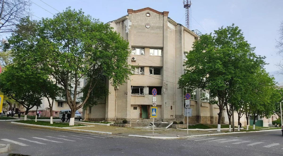 ​Seria wybuchów w okolicy budynku tzw. Ministerstwa Bezpieczeństwa Państwowego w Tyraspolu, stolicy nieuznawanego Naddniestrza, leżącego w granicach Mołdawii. W mediach publikowane są zdjęcia granatnika, z którego strzelano. Według ukraińskiego wywiadu, akcja jest prowokacją rosyjskiej FSB, a władze Naddniestrza przygotowywały się do niej od trzech dni.