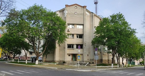 ​Seria wybuchów w okolicy budynku tzw. Ministerstwa Bezpieczeństwa Państwowego w Tyraspolu, stolicy nieuznawanego Naddniestrza, leżącego w granicach Mołdawii. W mediach publikowane są zdjęcia granatnika, z którego strzelano. Według ukraińskiego wywiadu, akcja jest prowokacją rosyjskiej FSB, a władze Naddniestrza przygotowywały się do niej od trzech dni.