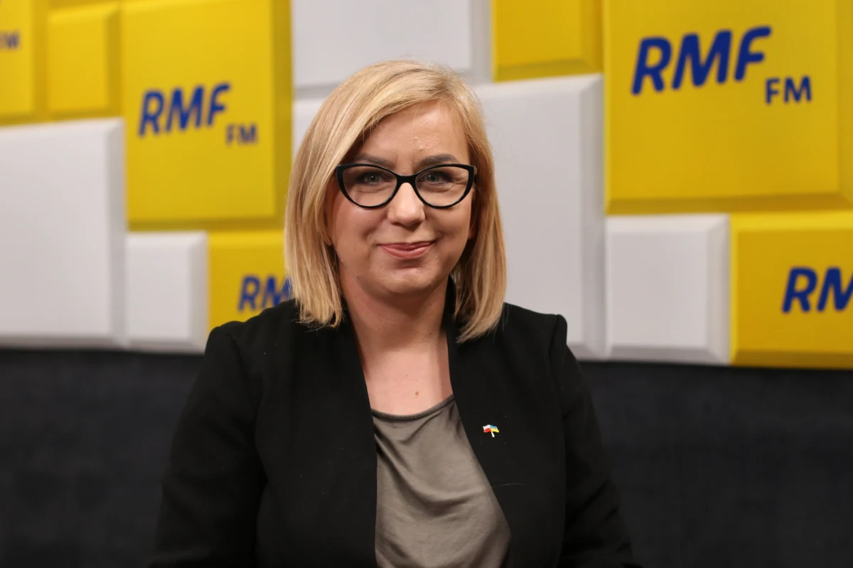 "Dobrze, że premier Morawiecki w ogóle zauważył, że trzeba coś zrobić, bo długo nie widział potrzeby działania. Na pewno jest przestrzeń do pomagania i na pewno musimy pomóc kredytobiorcom, bo zawsze taniej jest podtrzymać zdolność kredytową narodu, niż zmierzyć się z masową windykacją, np. w obszarze kredytów hipotecznych" – mówiła w Popołudniowej rozmowie w RMF FM o rządowym planie pomocy kredytobiorcom Paulina Hennig-Kloska, posłanka Polski 2050.