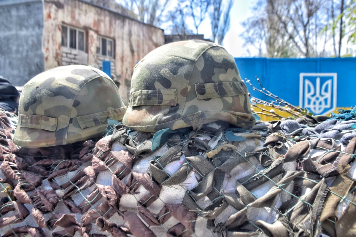 Minęły dwa miesiące rosyjskiej inwazji na Ukrainę. Po raz kolejny nie udało się stworzyć korytarzy humanitarnych do ewakuacji ludności cywilnej z Azowstalu w Mariupolu. Ukraiński wywiad ostrzegł, że przeciwko obrońcom Mariupola może zostać użyta broń chemiczna. Wielkość szkód w Ukrainie sięgnęła już biliona dolarów – przekazał doradca Zełenskiego dodając, że takiej wysokości odszkodowanie Rosja powinna wypłacić Ukrainie. Potężne pożary wybuchły w rosyjskim Briańsku, w pobliżu granicy z Ukrainą. Do serii wybuchów doszło w leżącym w granicach Mołdawii Naddniestrzu, ukraińskie władze mówią o rosyjskiej prowokacji. Sprawdźcie, co jeszcze wydarzyło się 61. dnia wojny w Ukrainie.