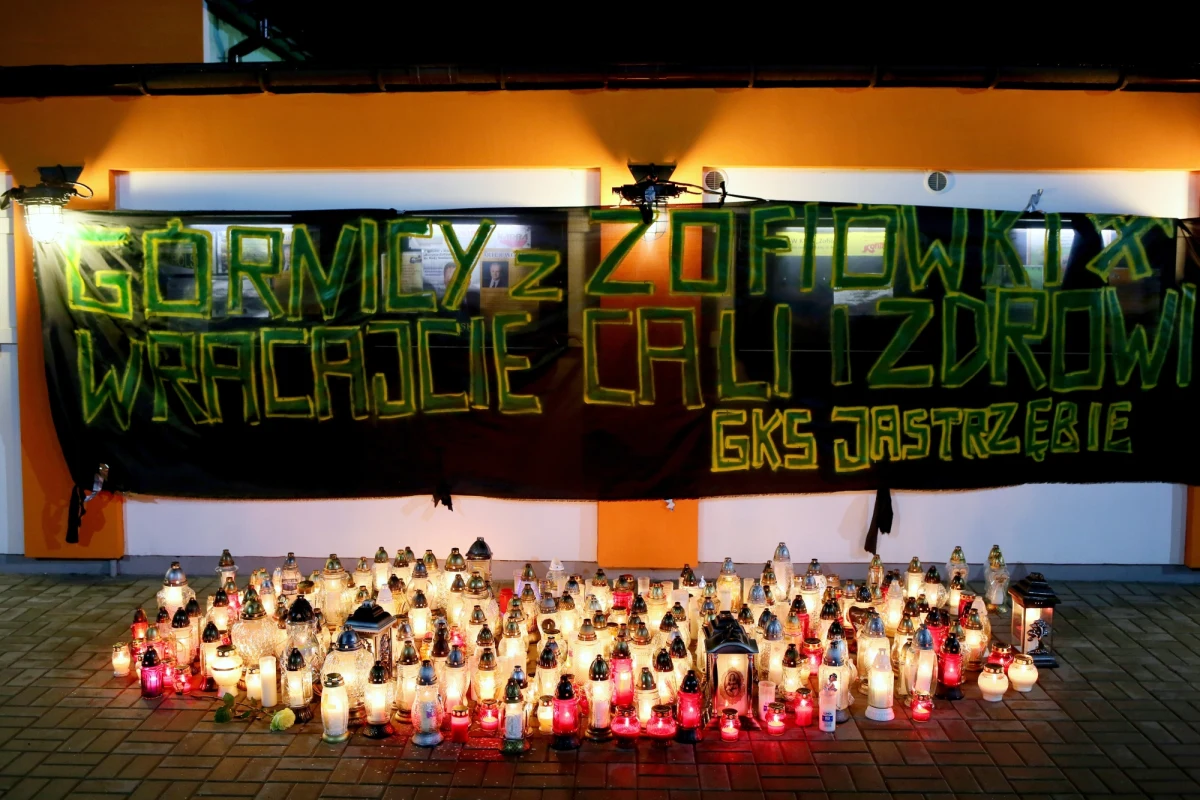 Zlokalizowano sygnały z czterech nadajników w lampach górników poszukiwanych po sobotnim wstrząsie w kopalni Zofiówka – podał prezes Jastrzębskiej Spółki Węglowej Tomasz Cudny. Będzie wypompowywana woda z zalewiska - zapowiedział.