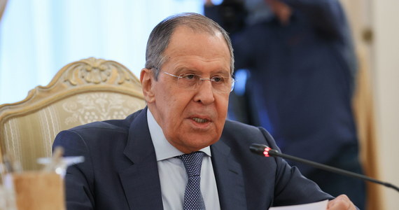 "Ryzyko wybuchu konfliktu nuklearnego obecnie jest realne i nie można go lekceważyć" - powiedział minister spraw zagranicznych Rosji Siergiej Ławrow, cytowany przez agencję Reuters. Dodał, że Moskwa opowiada się za zmniejszeniem tego zagrożenia.