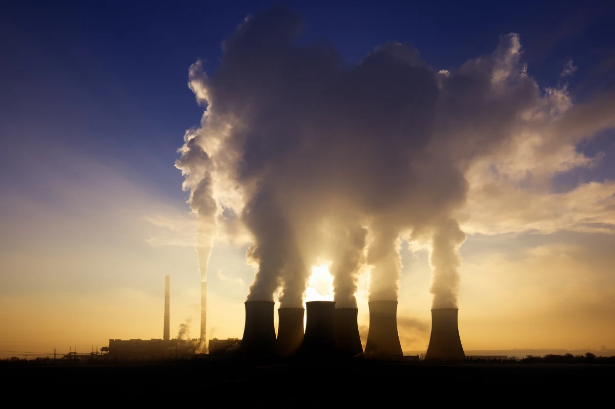 Węgiel traci – spadła liczba nowych elektrowni napędzanych tym paliwem, a także państw, które są chętne na podejmowanie takich inwestycji. Wyjątkiem są Chiny, które mimo zapowiedzi ograniczenia projektów tego typu, w ubiegłym roku oddały do użytku więcej mocy węglowych niż reszta świata razem wzięta. Takie wnioski płyną z najnowszego, ósmego już, raportu Global Energy Monitor.