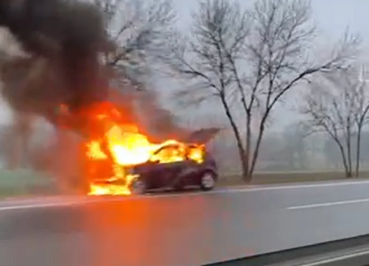 Niespełna dwie godziny trwały utrudnienia na drodze krajowej nr 81, na odcinku Łaziska Górne-Mikołów (woj. śląskie). Z powodu pożaru samochodu osobowego zablokowany był jeden pas.