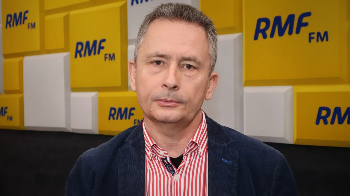 "Nie wiem, czy gdyby Putin miał możliwość cofnięcia czasu i podjął tę samą decyzję o rozpoczęciu wojny (...), użyłby słowa "specoperacja". Ono zostało użyte na tym etapie, na którym propaganda mówiła o wyzwalaniu Ukrainy i Ukraińców. Ona teraz już nie mówi o wyzwalaniu" - mówił w Porannej rozmowie w RMF FM Piotr Skwieciński - dyrektor Instytutu Polskiego w Moskwie, jeden z wydalonych przez Rosję polskich dyplomatów. "Najbardziej ponura w tym wszystkim jest łatwość, z jaką propaganda, narracja rosyjska, ale również myślenie bardzo wielu Rosjan przeskoczyło ze wskazówki "wyzwalamy Ukraińców", na "eksterminujemy Ukraińców"" - ocenił. 