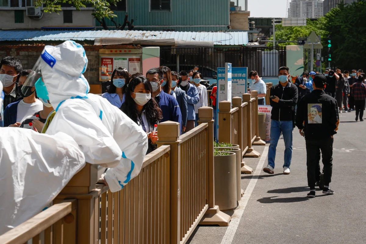Większość państw świata rozluźniła restrykcje koronawirusowe, ale Chiny obstają przy strategii „zero Covid” i dążą do wyeliminowania wirusa ze społeczeństwa. Efekt? Blisko miesięczny lockodown w Szanghaju i miliony mieszkańców Pekinu skierowanych na testy.  