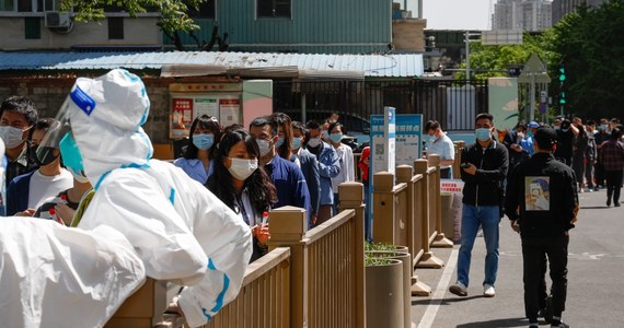 Większość państw świata rozluźniła restrykcje koronawirusowe, ale Chiny obstają przy strategii „zero Covid” i dążą do wyeliminowania wirusa ze społeczeństwa. Efekt? Blisko miesięczny lockodown w Szanghaju i miliony mieszkańców Pekinu skierowanych na testy.  