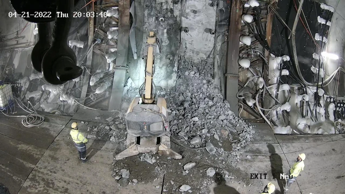 23 metry pod dnem kanału Świny rozpoczęła się budowa wyjścia ewakuacyjnego z tunelu, który połączy wyspy Uznam i Wolin. Zadanie jest skomplikowane. W miejscu, gdzie przebijana jest obudowa tunelu grunt został zamrożony na kamień.