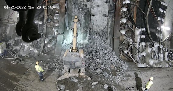 23 metry pod dnem kanału Świny rozpoczęła się budowa wyjścia ewakuacyjnego z tunelu, który połączy wyspy Uznam i Wolin. Zadanie jest skomplikowane. W miejscu, gdzie przebijana jest obudowa tunelu grunt został zamrożony na kamień.