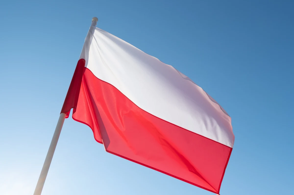 2 maja obchodzimy Dzień Flagi Rzeczypospolitej Polskiej. Święto ma przypominać o poszanowaniu flagi i innych symboli narodowych. Tego dnia biało-czerwone barwy pojawiają się nie tylko na budynkach rządowych, czy użyteczności publicznej, ale także Polacy chętnie wywieszają je na swoich balkonach.