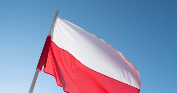 2 maja obchodzimy Dzień Flagi Rzeczypospolitej Polskiej. Święto ma przypominać o poszanowaniu flagi i innych symboli narodowych. Tego dnia biało-czerwone barwy pojawiają się nie tylko na budynkach rządowych, czy użyteczności publicznej, ale także Polacy chętnie wywieszają je na swoich balkonach.
