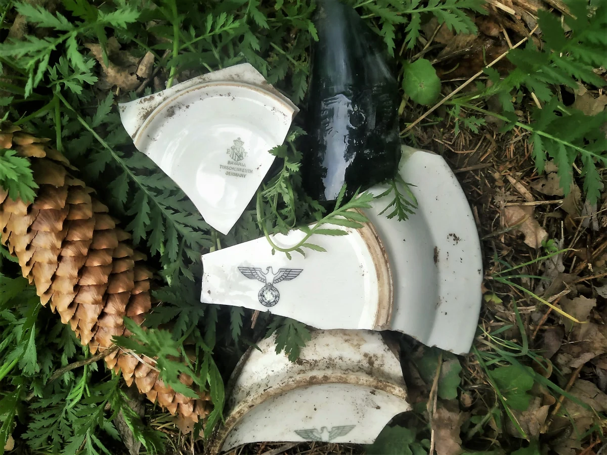 Przez najbliższych kilka tygodni kilkudziesięciu miłośników historii z wykrywaczami w ręku przeszukiwać będzie teren byłej kwatery głównej niemieckich wojsk lądowych w Mamerkach, koło Węgorzewa, na Mazurach. Już udało się znaleźć kilka przedmiotów codziennego użytku z czasów II wojny światowej.