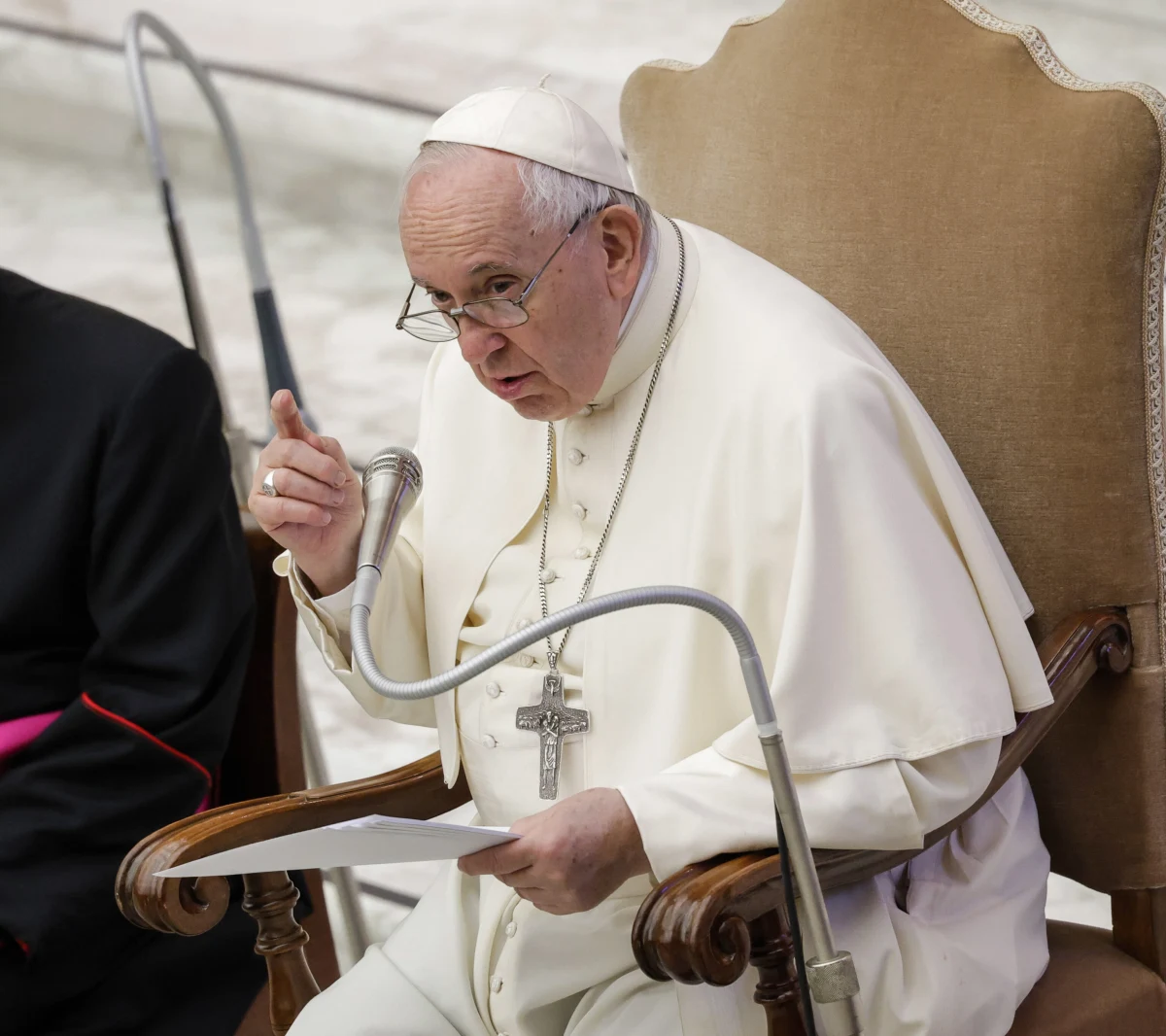Papież Franciszek od dłużnego czasu cierpi na bóle kolana. Sam zażartował ze swojej dolegliwości. Określił ją mianem „choroby zakonnic”. "Choroba ta była kiedyś tak nazywana, ponieważ zakonnice modliły się tak bardzo na kolanach, że od tego chorowały" – wyjaśnił papież.