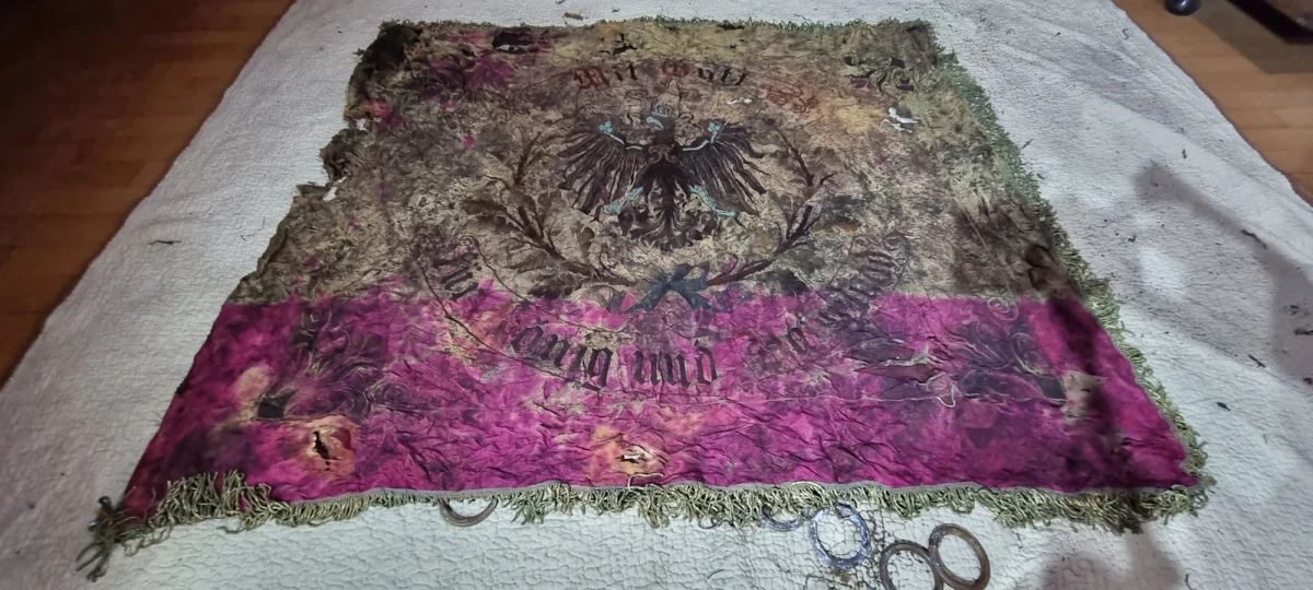 Sporą niespodziankę kryła rabatka niedaleko Fortu Gerharda w Świnoujściu. Podczas prac ogrodniczych jedna z mieszkanek tego miasta wykopała emaliowane wiadro, a w nim ukryty przedwojenny pruski sztandar. Na sztandarze widnieje czarny pruski orzeł i niemiecki napis: Z Bogiem za króla i ojczyznę.