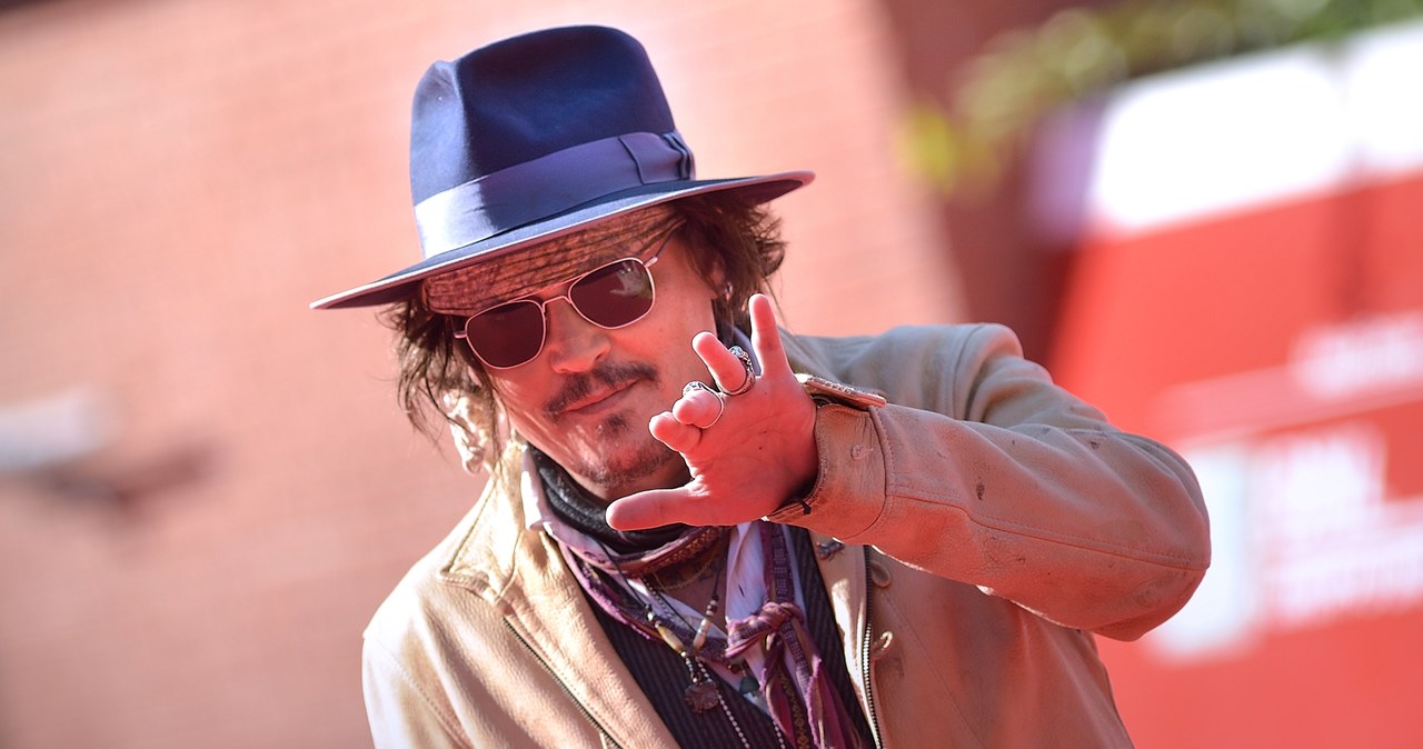 Trwa proces o zniesławienie, który Johnny Depp wytoczył byłej żonie. Sądową batalię byłych małżonków widzowie mogą śledzić niczym reality show - proces transmitowany jest bowiem w telewizji. Choć prawnicy Heard sprzeciwiali się upublicznieniu jej sądowych przepychanek z eksmężem, Depp się na to zgodził. Zdaniem Howarda Sterna to niezbity dowód na to, że aktor wykazuje skłonności narcystyczne. "Sądzi, że może wywinąć się ze wszystkiego gładkimi słówkami" - stwierdził dziennikarz.