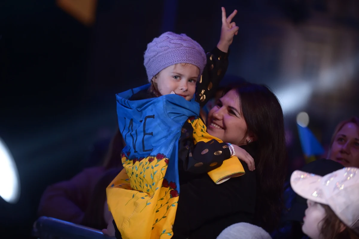 Infamia (niesława, hańba) – utrata czci i dobrego imienia. Definicja z Wikipedii użyta wobec jednej osoby nie brzmi najlepiej. Gdy odnosi się do całego państwa, wręcz poraża. Przygotuj się Rosjo – dokładnie tak będą o tobie mówić przyszłe pokolenia. Przypomnij sobie, jak długo odkupywać winy musiały Niemcy po agresji na Polskę i podpaleniu jednej trzeciej świata. Wydawało ci się, że możesz zgwałcić Ukrainę i nikt nie zareaguje? Jak myślisz, skąd ta tragiczna statystyka zabitych i rannych w rosyjskich mundurach. Ukraińcy nie zadają takich strat siłą woli czy modlitwą. Ktoś im pomaga. 