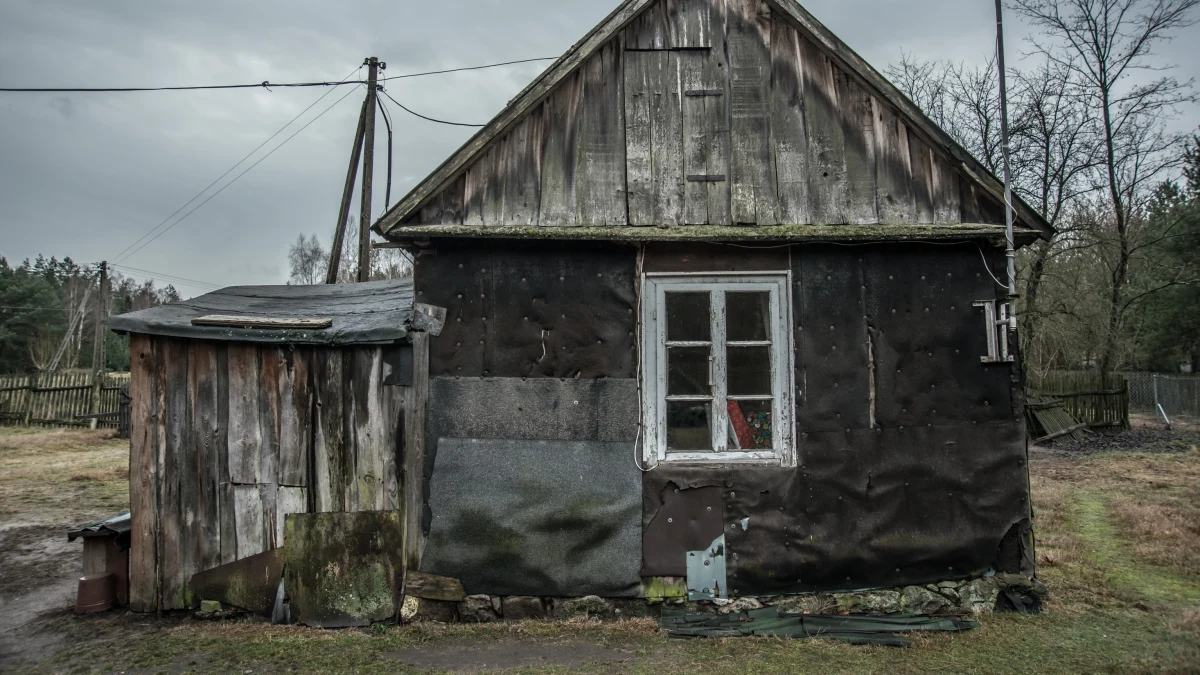 Mały domek, gdzieś w lesie, rodzinne wyjścia na jagody, wieczorne rozmowy. Na pierwszy rzut oka historia Janka i jego bliskich brzmi jak bajka. Gdy wsłuchamy się w nią jednak bliżej, zauważamy, że bajką nie jest. Dwa miliony Polaków mierzących się z ubóstwem i związanymi z nim trudnościami, to 2 miliony niebajkowych historii. Część z nich (tak jak tę Janka) poznają wolontariusze Szlachetnej Paczki. 