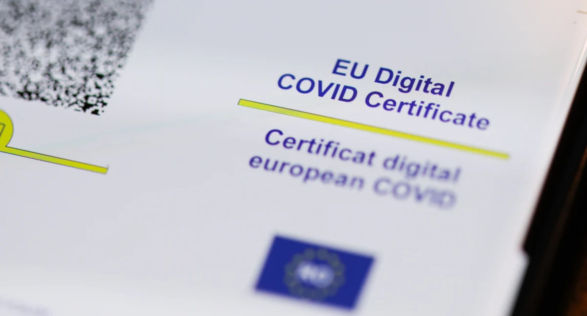 W Polsce unijny certyfikat covidowy dla osób, które przyjęły przypominającą dawkę szczepionki przeciwko Covid-19, jest ważny bezterminowo - podał minister zdrowia Adam Niedzielski. 