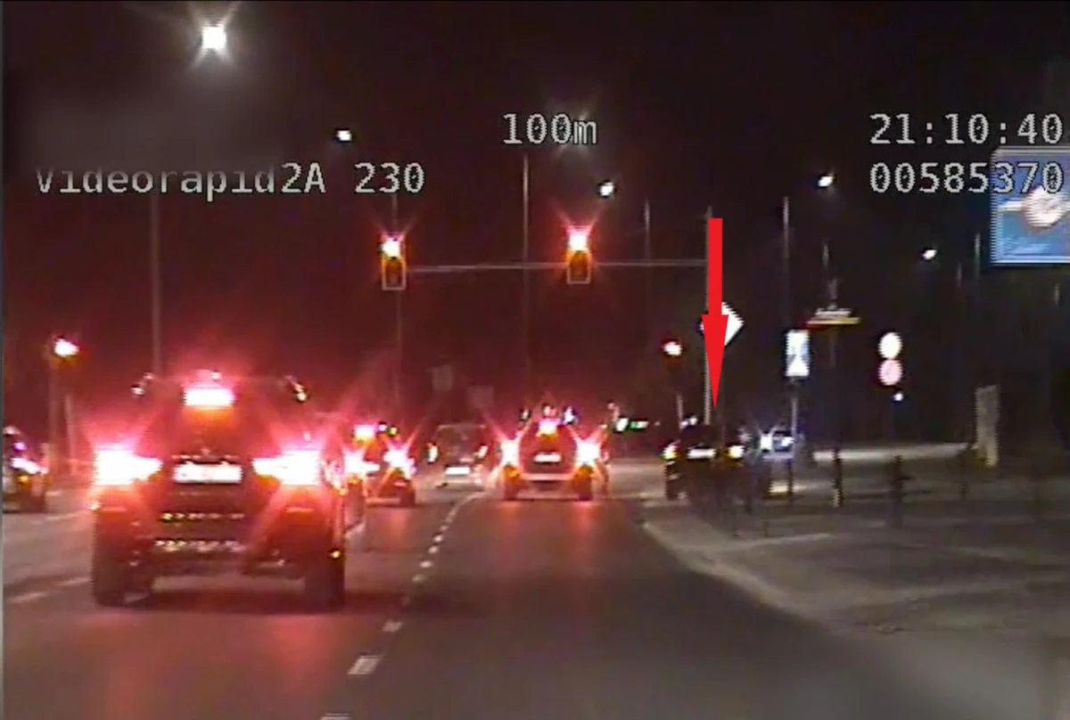 Policjanci z warszawskiej grupy SPEED zatrzymali mężczyznę, który na ul. Modlińskiej nie zatrzymał się na czerwonym świetle. Ominął wszystkie pojazdy i postanowił kontynuować jazdę po chodniku. Kosztowało go to 5 tys. złotych. 