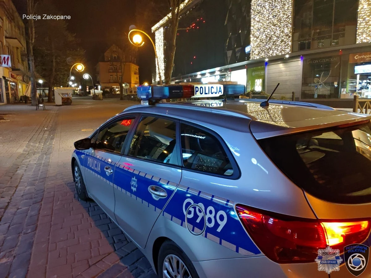 To jeszcze nie długi weekend, a zakopiańscy policjanci już mają ręce pełne roboty. Tylko w ciągu ostatnich wolnych dni interweniowali 16 razy. Najczęściej z powodu zakłócenia porządku i spokoju publicznego, ale również zachowania osób, które zdecydowanie przesadziły z ilością spożytego alkoholu. 