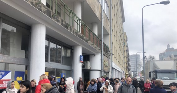Około 200 ukraińskich uchodźców czekało dzisiaj (wtorek) w kolejce przed free shopem w Warszawie, przy ulicy Puławskiej. Ukraińcy za darmo mogą dostać tam podstawowe produkty. Ten punkt działa we wtorki, czwartki i soboty od godz.12:00. Pierwsi chętni ustawili się tam już rano. 