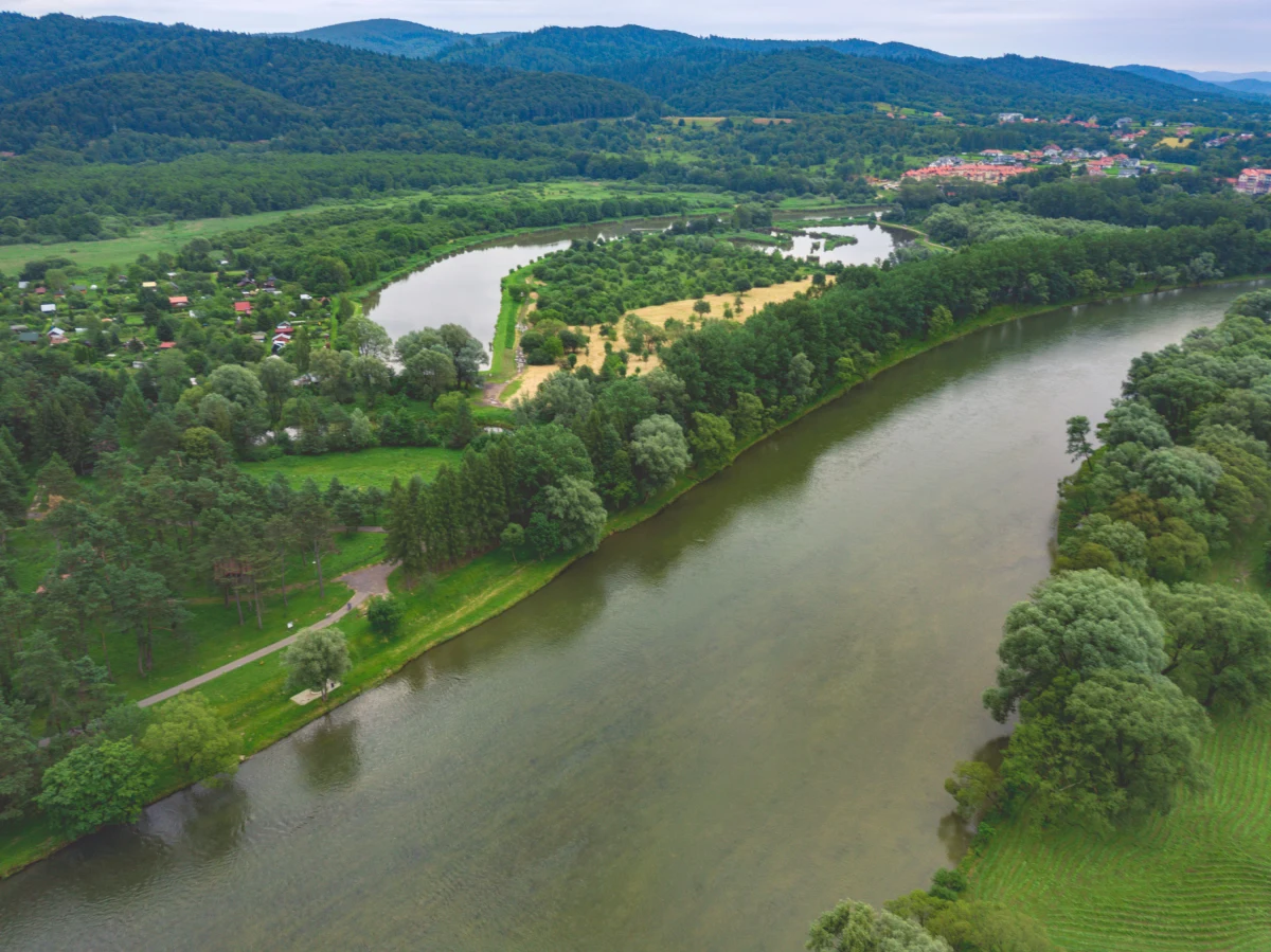 W Sanoku w okolicach brzegów Sanu będzie więcej atrakcji sportowych. Przy ul. Białogórskiej budowany jest sporych rozmiarów skatepark, powstaną też nowe parkingi i ścieżki rowerowe. 