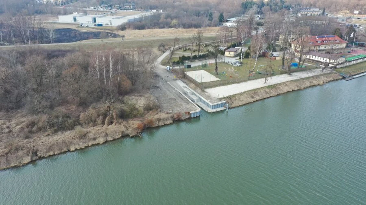 Przy Kolejowym Klubie Wodnym 1929 przy ul. Księcia Józefa otwarto we wtorek pierwszy w Krakowie slip do wodowania i wyciągania małych jednostek pływających oraz dalbę do cumowania.