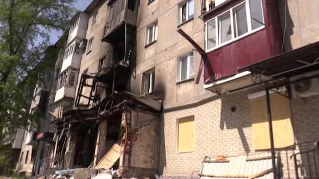 Ministerstwo Obrony Ukrainy pokazało zdjęcia obrazujące następstwa ostrzału w Awdijewce w obwodzie donieckim, gdzie mieszkańcy zajmują się codziennymi sprawami, podczas gdy ich mieszkania leżą zasypane gruzem. Dookoła widać również kłęby dymu z różnych budynków.