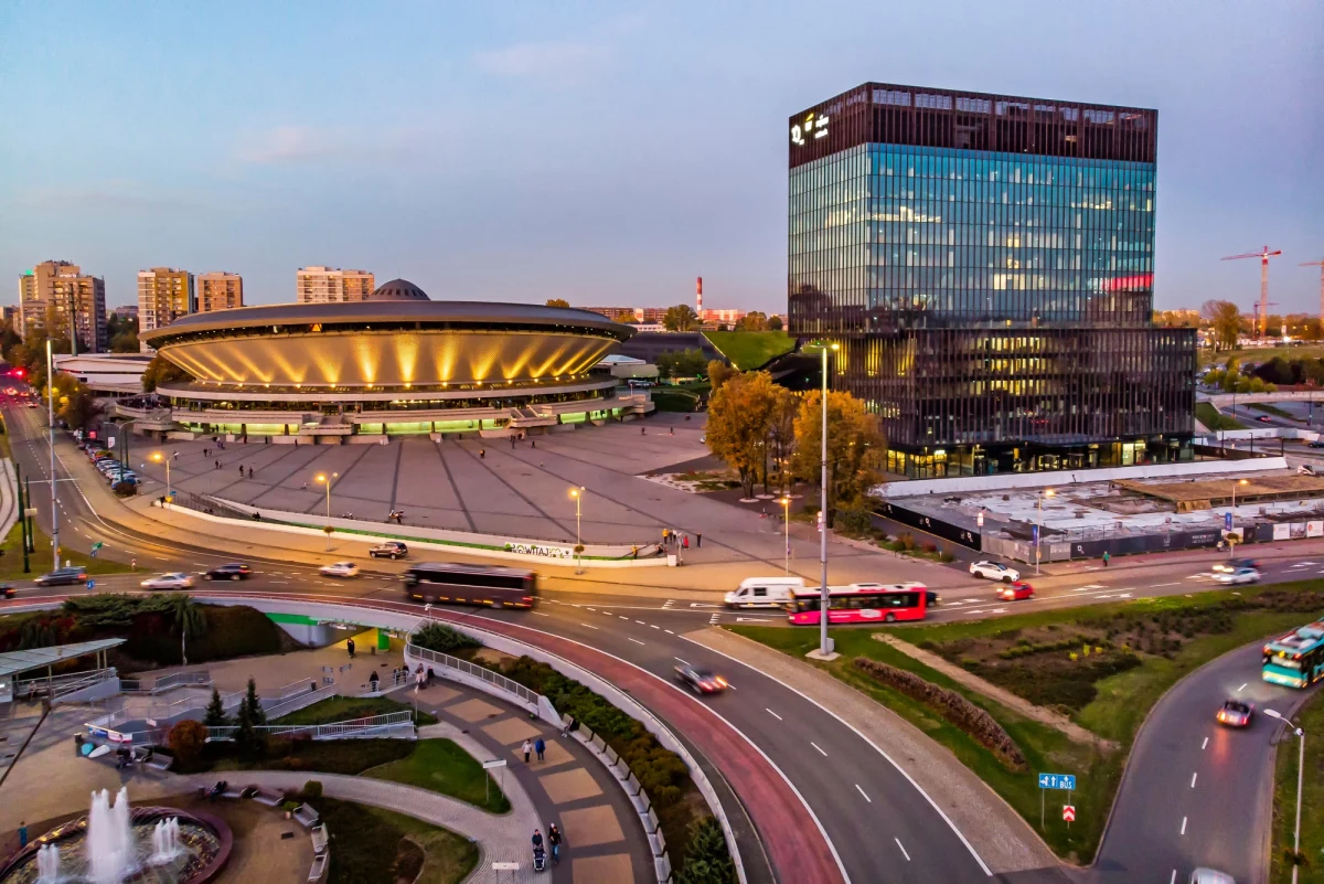 Liczba uchodźców przyjeżdzających z Ukrainy na Śląsk rosła bardzo szybko od pierwszych dni wojny. Aktualnie w Katowicach mieszka 96 462 Ukraińców z czego prawie 19 tys. to dzieci - tak wynika z raportu Unii Metropolii Polskich. W całej górnośląsko-zagłębiowskiej metropolii mieszka 302 963 obywateli Ukrainy. 