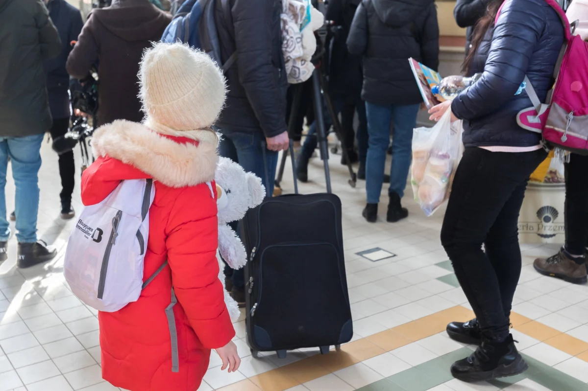 "Napływ uchodźców z ogarniętej wojną Ukrainy sprawił, że po raz pierwszy w historii w Polsce mieszka ponad 41 milionów ludzi" - czytamy w stworzonym przez Unię Metropolii Polskich raporcie: "Miejska gościnność: wielki wzrost, wyzwania i szanse. Raport o uchodźcach z Ukrainy w największych polskich miastach".