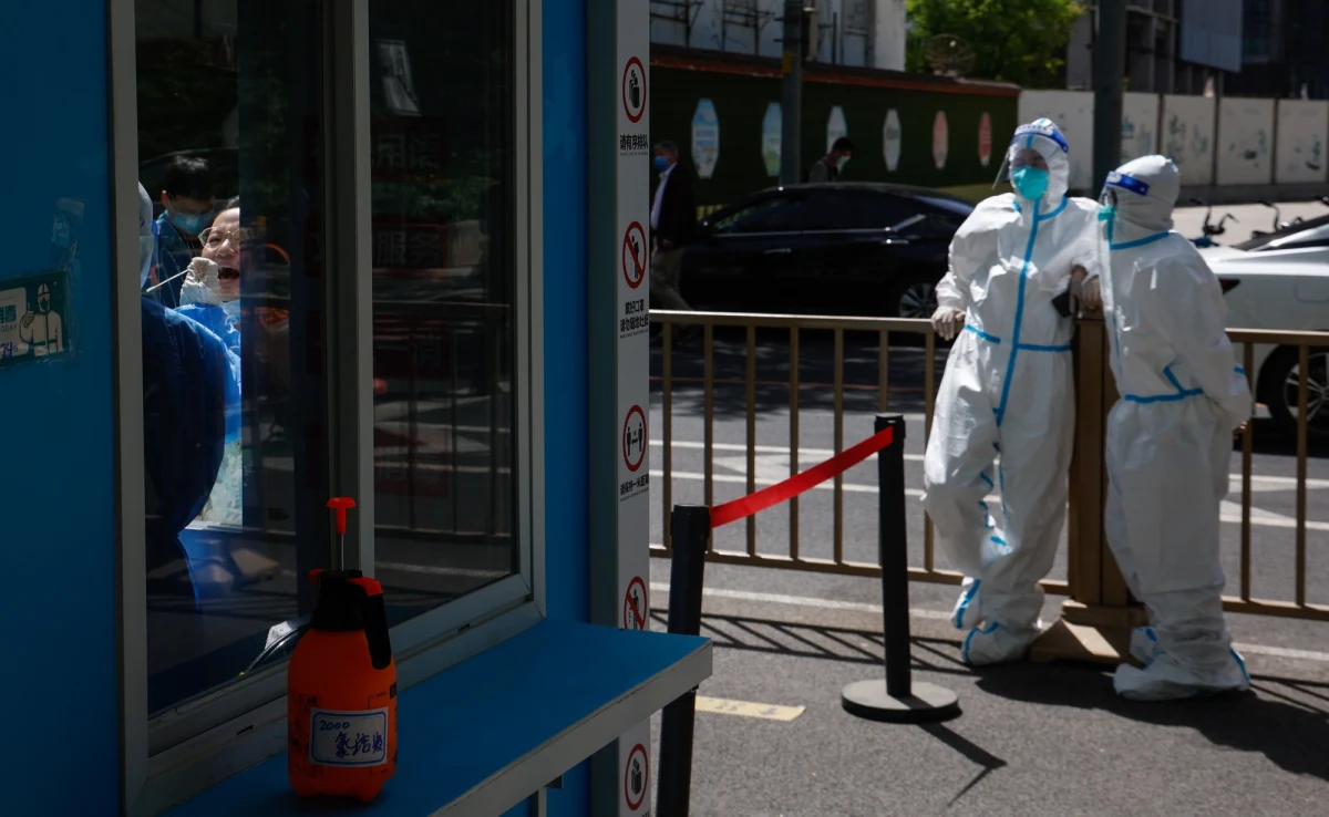 Władze Pekinu skierowały większość z 22 mln mieszkańców na masowe testy na Covid-19. Stolica Chin stara się uniknąć scenariusza z Szanghaju, który od miesiąca objęty jest lockdownem, a sfrustrowani ludzie protestują przeciwko złym warunkom i "twardej izolacji". 