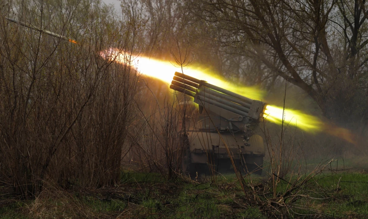 ​Mieszkańcy Naddniestrza otrzymują SMS-y rzekomo pochodzące od ukraińskiej armii i służb specjalnych, w których ostrzega się o ataku rakietowym - informuje wywiad wojskowy Ukrainy. Podkreśla, że to "kolejna prowokacja rosyjskich służb specjalnych". Od wczoraj w nieuznawanej republice leżącej w granicach Mołdawii dochodzi do eksplozji.