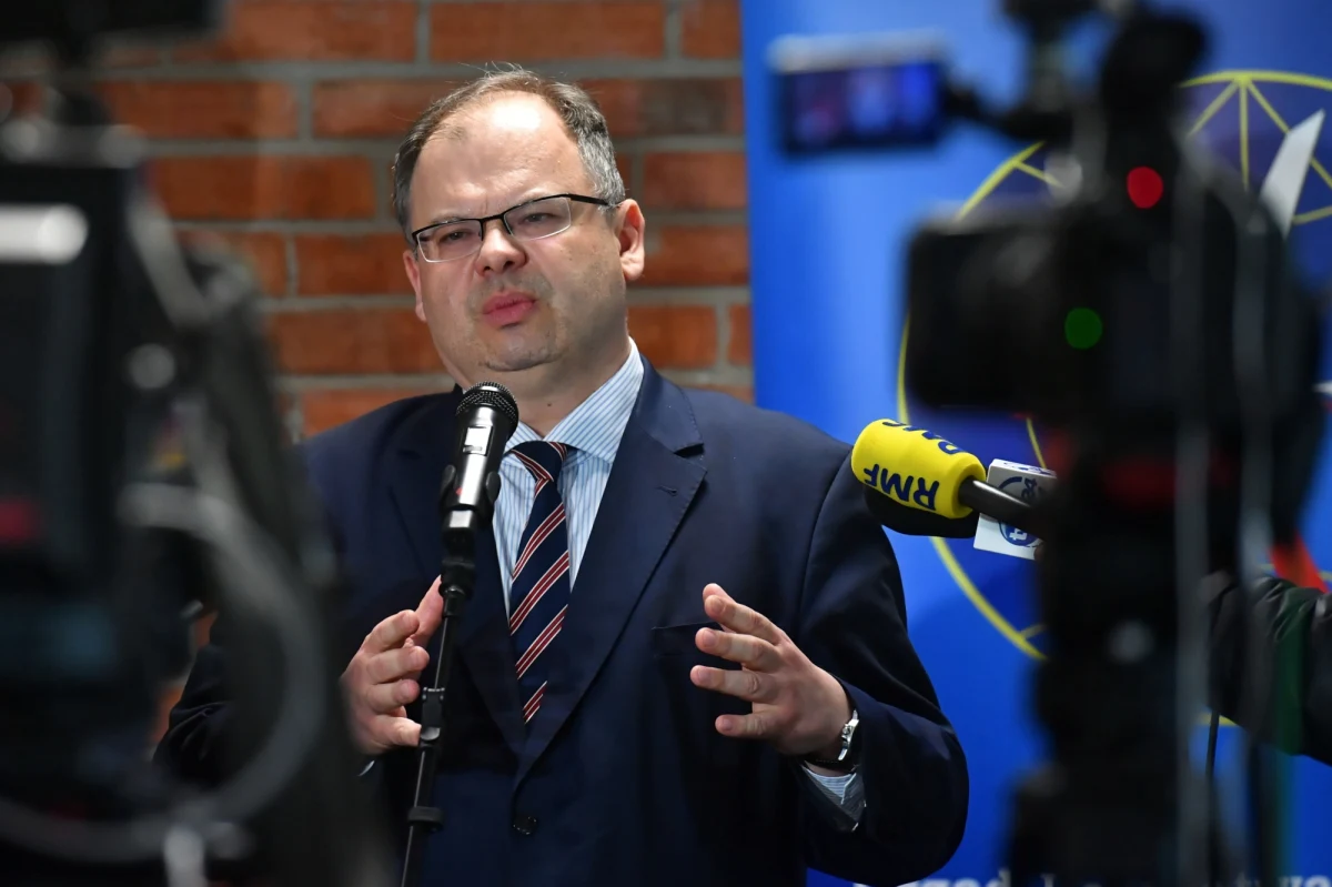 „W przypadku braku porozumienia między PAŻP a kontrolerami ruchu lotniczego, nie będzie kasowania rejsów tranzytowych nad Polską, ani rejsów do portów regionalnych. Wąskie gardło to Lotnisko Chopina i Modlin" - przekazał dziś szef ULC Piotr Samson. "Spodziewamy się, że linie lotnicze będą robić wszystko, by próbować przekierować pasażera na inny lot" - dodał. Podkreślił, że przewoźnicy mają pole manewru" - jedną z opcji jest podstawienie większych samolotów.