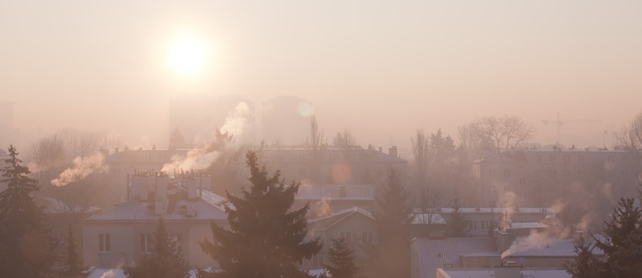 Od 1 października przyszłego roku w Warszawie obowiązywał będzie zakaz spalania węgla. W powiatach wokół stolicy zakaz ten będzie obowiązywał od 2028 roku. 