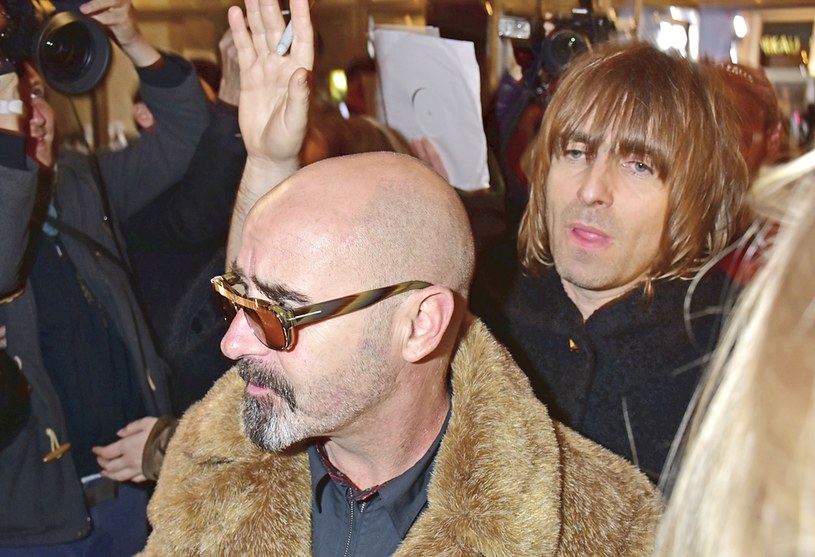 Paul Arthurs, gitarzysta kultowego zespołu Oasis, poinformował, że zdiagnozowano u niego raka migdałka. Muzyk oznajmił, że rozpoczyna leczenie i tymczasowo zawiesza karierę muzyczną. 
