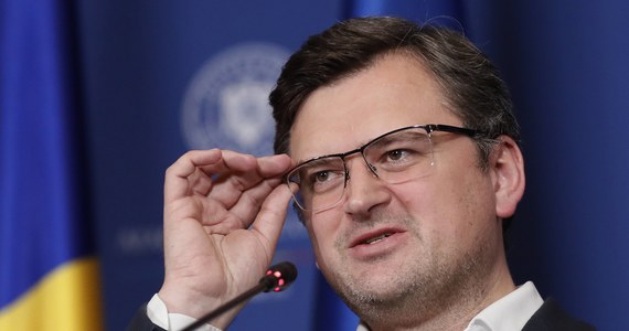 Ukraina rozpoczęła nowy etap, jakim jest przechodzenie jej sił zbrojnych na uzbrojenie i standardy NATO - oświadczył minister spraw zagranicznych Ukrainy Dmytro Kułeba. Dostawy broni dla Ukrainy określił jako "historyczny przełom".