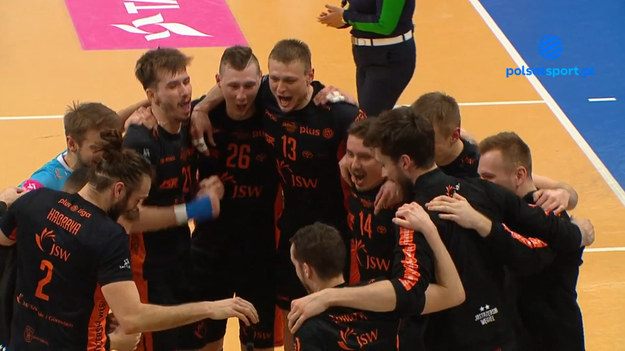 Skrót drugiego meczu półfinału play-off PlusLigi 2022 PGE Skra Bełchatów – Jastrzębski Węgiel 0:3 (18:25, 22:25, 19:25). Siatkarze Jastrzębskiego Węgla wygrali 2—0 rywalizację do dwóch zwycięstw i awansowali do finału.