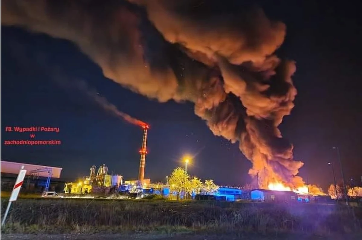 Pożar hali produkcyjnej przy ul. Tartacznej w Goleniowie (woj. zachodniopomorskie). 11 osób z obiektu zostało ewakuowanych.
