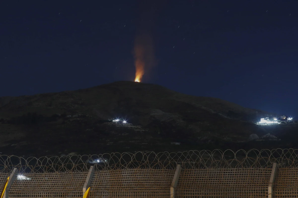 ​Syryjskie media państwowe poinformowały o izraelskich atakach w pobliżu stolicy kraju. Syryjska obrona przeciwlotnicza zareagowała w nocy z wtorku na środę, gdy Izrael wystrzelił kilka pocisków rakietowych ziemia-ziemia w kierunku pozycji wojskowych w pobliżu Damaszku - poinformowała agencja Associated Press cytując syryjską państwową agencję SANA.
