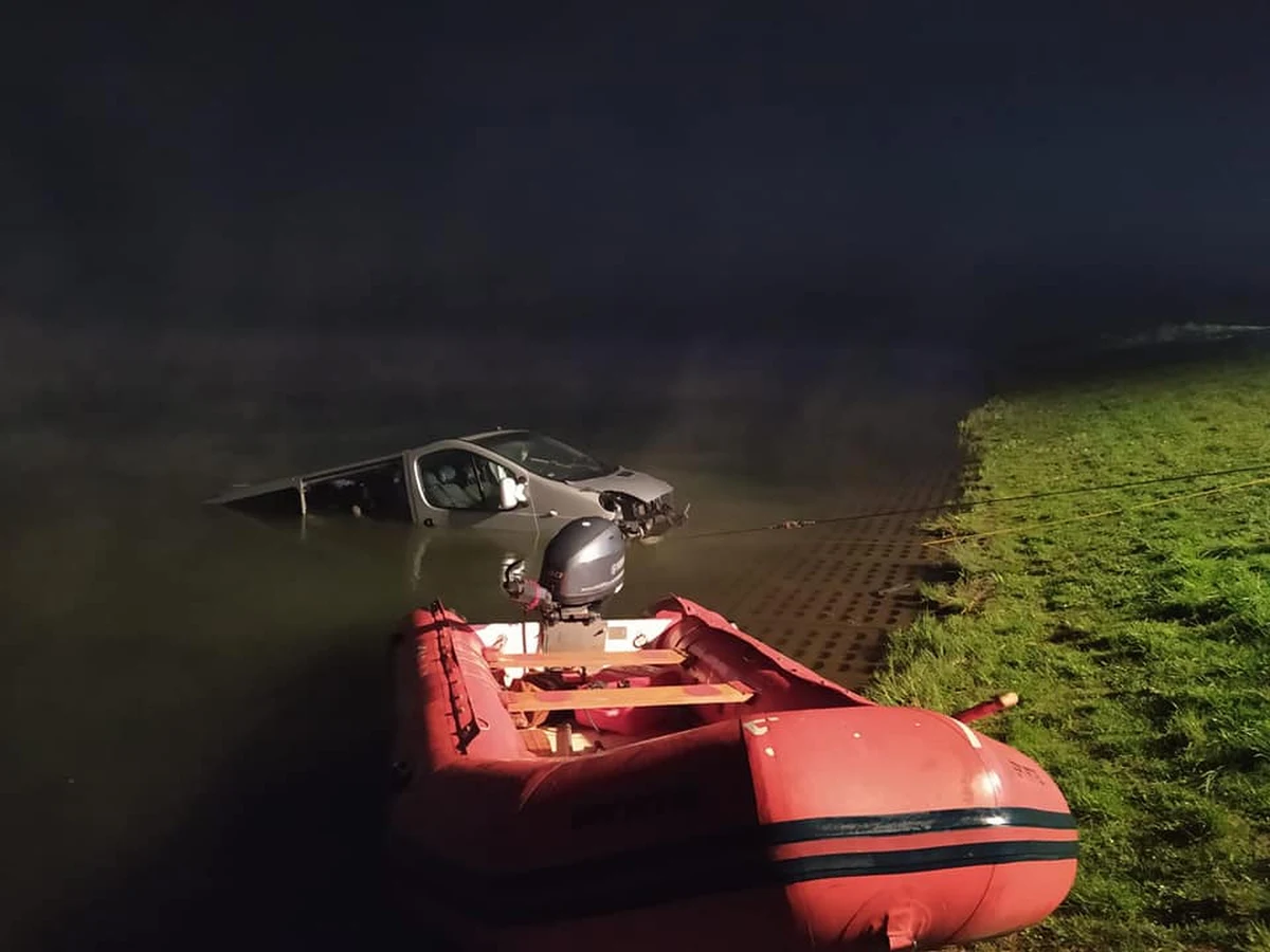 W nocy w Oświęcimiu doszło do tragicznego wypadku. Bus wpadł do jeziora. Pomimo podjętej reanimacji, jedna osoba zmarła. Dwie kolejne zostały ranne.