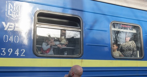 Rzesze Ukraińców uciekają z zajętego przez wojska rosyjskie Chersonia na południu Ukrainy. Najeźdźcy planują urządzić tam jutro tzw. referendum, by powołać „republikę ludową” jak w Donbasie.