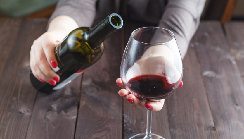 ¿Qué pasa si bebes una copa de vino con la cena todos los días?