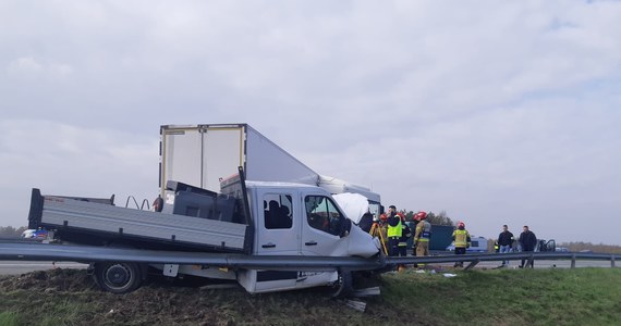 14 osób zostało poszkodowanych w wyniku zderzenia ciężarówki z dwoma busami na autostradzie A4 w Starych Żukowicach, pomiędzy węzłami Dębica Zachód i Tarnów Centrum. Po godzinie 11 Generalna Dyrekcja Dróg Krajowych i Autostrad poinformowała o zakończeniu utrudnień w tym miejscu.