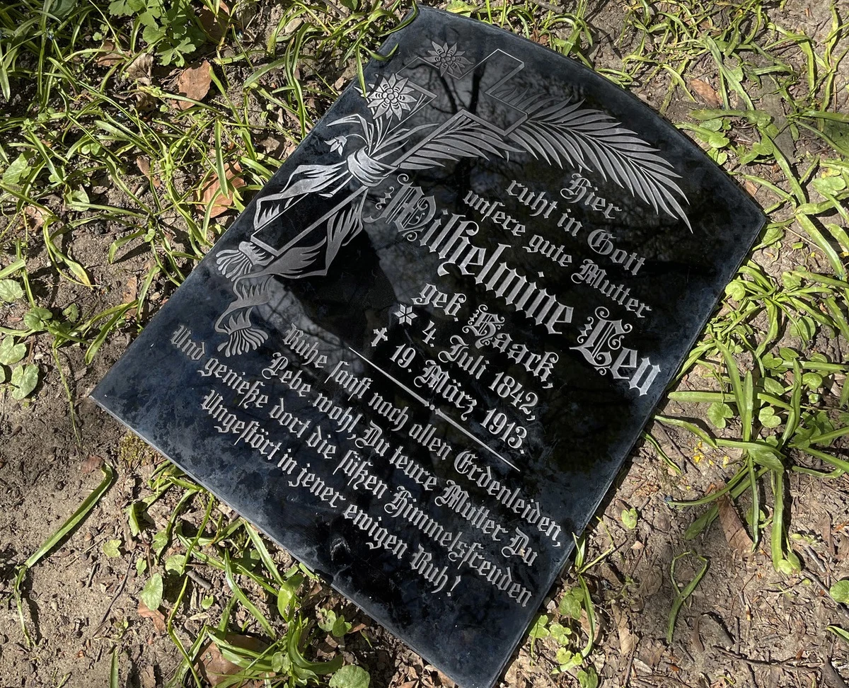 Pochodząca z 1913 roku płyta nagrobna wróciła na cmentarz. Nieznany mężczyzna przyniósł ją proboszczowi parafii św. Stanisława Kostki w Szczecinie. Twierdził, że płyta była w jego mieszkaniu od lat.