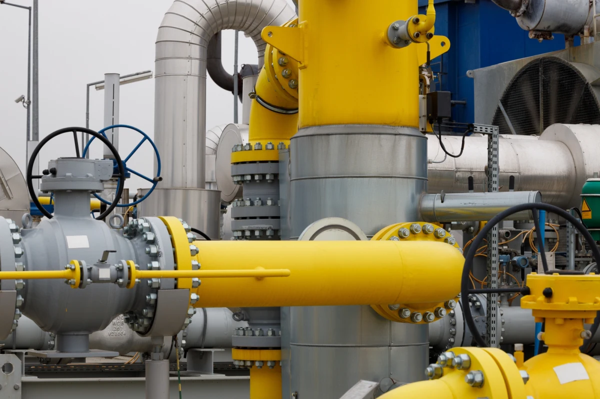 "Ogłoszenie przez Gazprom jednostronnego wstrzymania dostaw gazu do odbiorców w Europie jest kolejną próbą wykorzystania przez Rosję gazu jako instrumentu szantażu. Jest to nieuzasadnione i niedopuszczalne. I po raz kolejny pokazuje nierzetelność Rosji jako dostawcy gazu"- przekazała w specjalnym oświadczeniu szefowa Komisji Europejskiej Ursula von der Leyen. Gazprom dziś rano przestał przesyłać gaz do Polski i Bułgarii. Wcześniej oba nasze kraje – podobnie jak inni członkowie Unii Europejskiej – zapowiedziały, że nie będą płacić za gaz w rublach. 