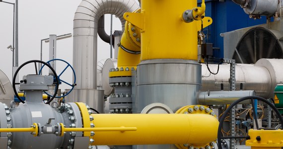 "Ogłoszenie przez Gazprom jednostronnego wstrzymania dostaw gazu do odbiorców w Europie jest kolejną próbą wykorzystania przez Rosję gazu jako instrumentu szantażu. Jest to nieuzasadnione i niedopuszczalne. I po raz kolejny pokazuje nierzetelność Rosji jako dostawcy gazu"- przekazała w specjalnym oświadczeniu szefowa Komisji Europejskiej Ursula von der Leyen. Gazprom dziś rano przestał przesyłać gaz do Polski i Bułgarii. Wcześniej oba nasze kraje – podobnie jak inni członkowie Unii Europejskiej – zapowiedziały, że nie będą płacić za gaz w rublach. 